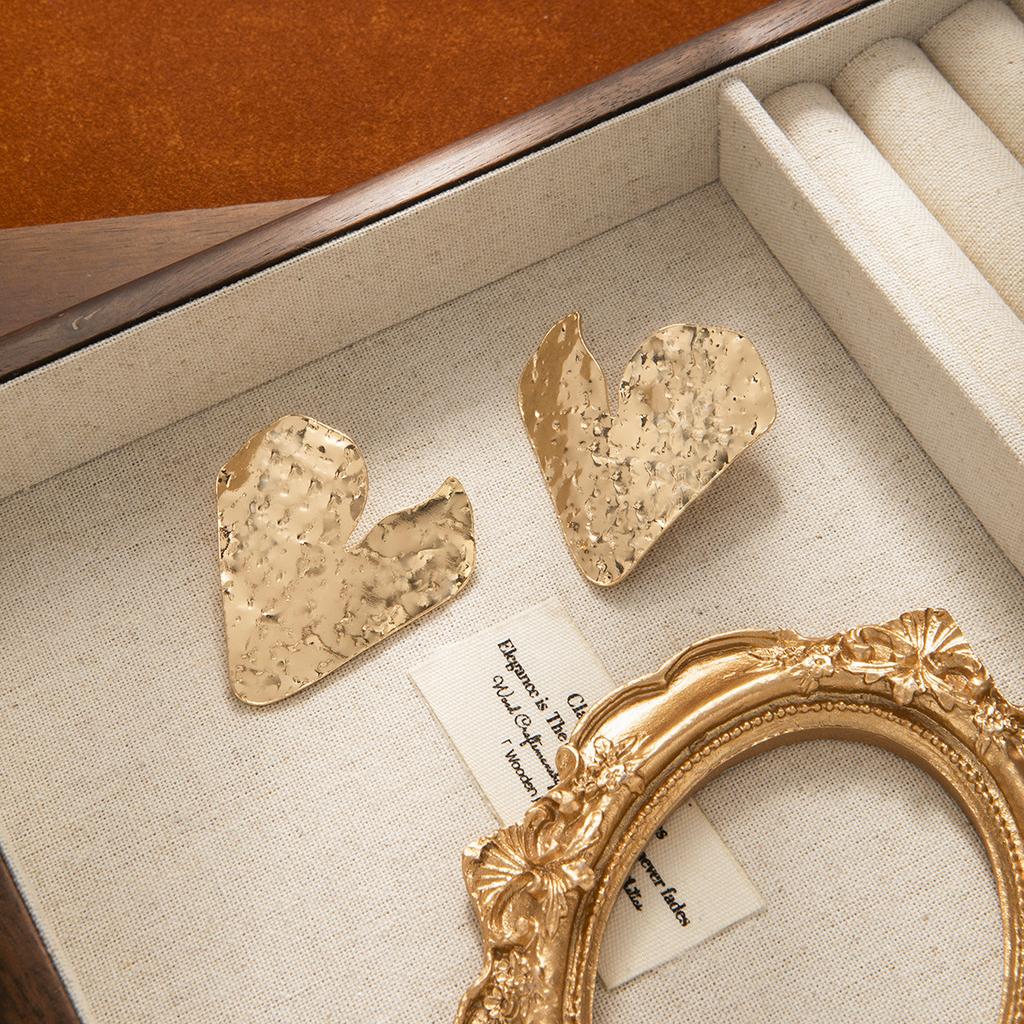 Retro Metal Wind Earrings, High-Grade Exaggerated Irregular Love Stud Earrings, Women'S Temperament Elegant Earrings