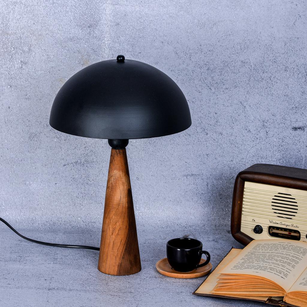 

Naturlig Solid Wooden Base and Metal Head Lampshade Black