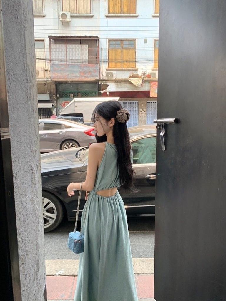 Black waist-exposed holiday dress, new design sense, waist-closed and thin, sleeveless neck-hanging long dress for women in summer