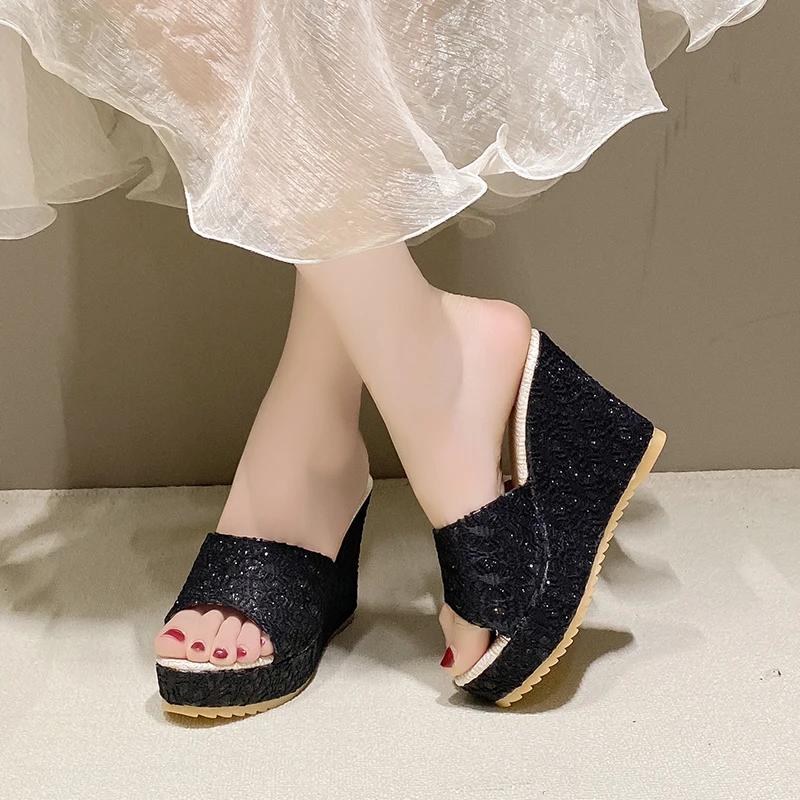 

2024 Новые модные тапочки женские на высоком каблуке с толстой подошвой дизайнерские тапочки на танкетке большого размера водонепроницаемые летние новые стильные 42 чёрный