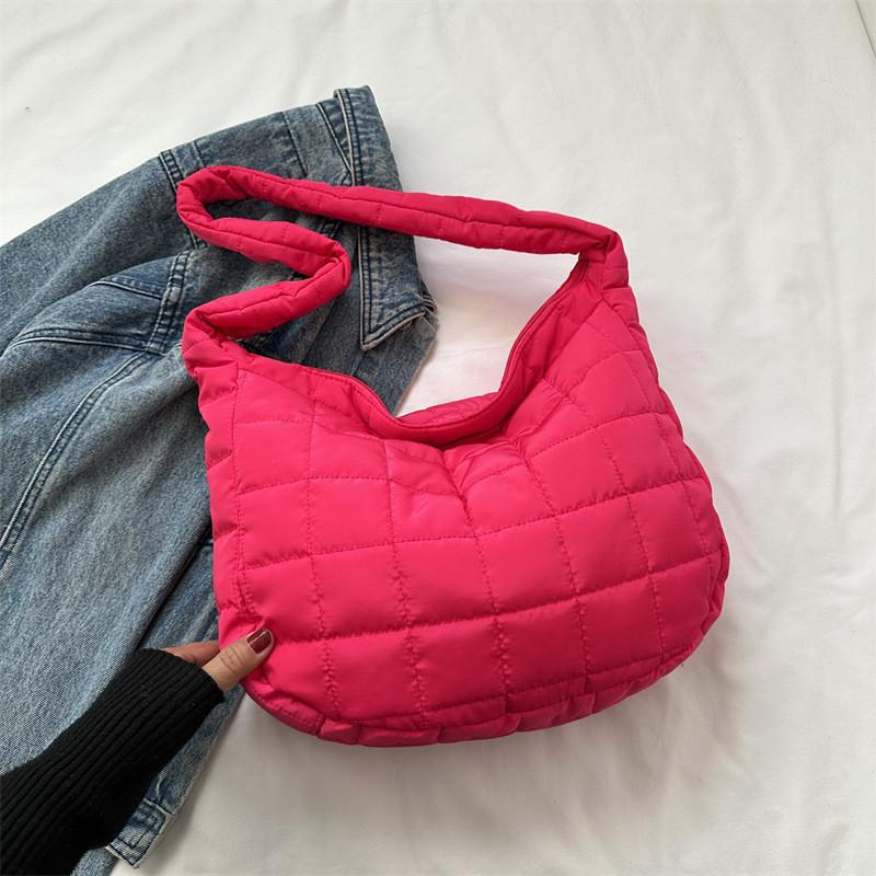 Versatile Medium Sized Women s Shoulder Bag With Elegant Diamond Design For Everyday роза розовый