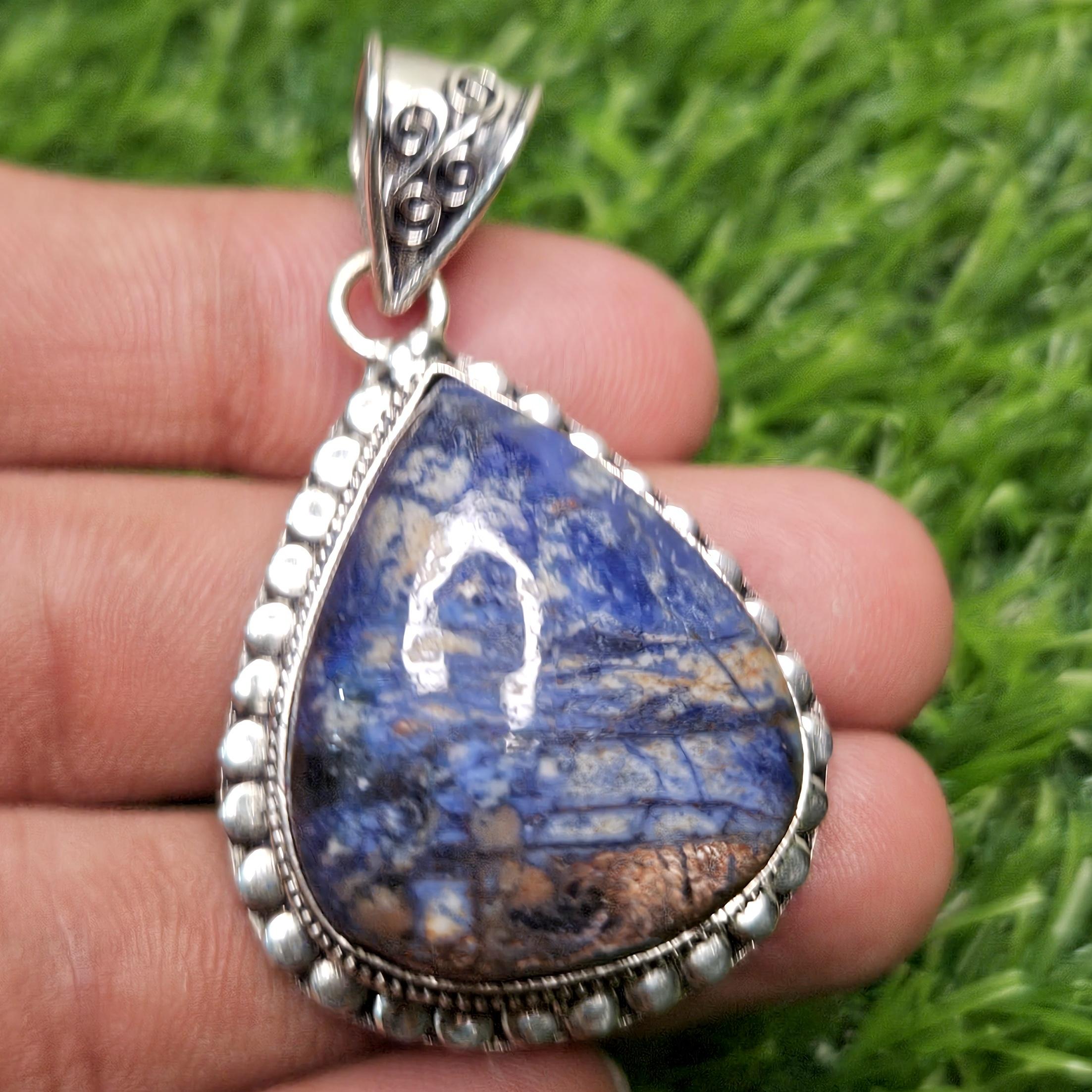 

Подвеска из натурального содалита. Серебряная подвеска 925 пробы. Подвеска из драгоценного камня грушевидной формы. Подарок для нее. фиолетовый