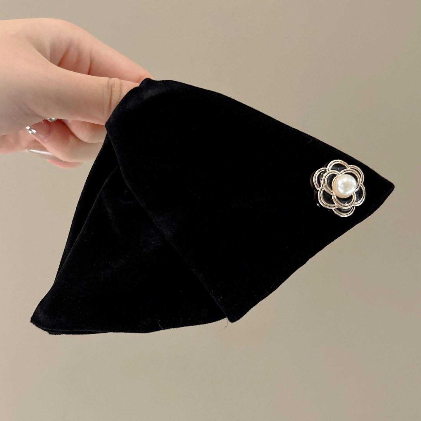 

Camellia Velvet Triangle Claw Clip - 2025 Autumn/Winter High-End Shark Hair Accessory