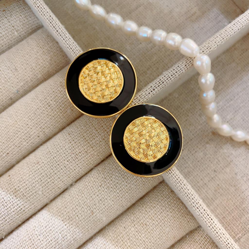 Classic Round Gold-Plated Button Stud Earrings Retro Geometric Earrings Light Luxury Temperament Metal Hollow Earrings