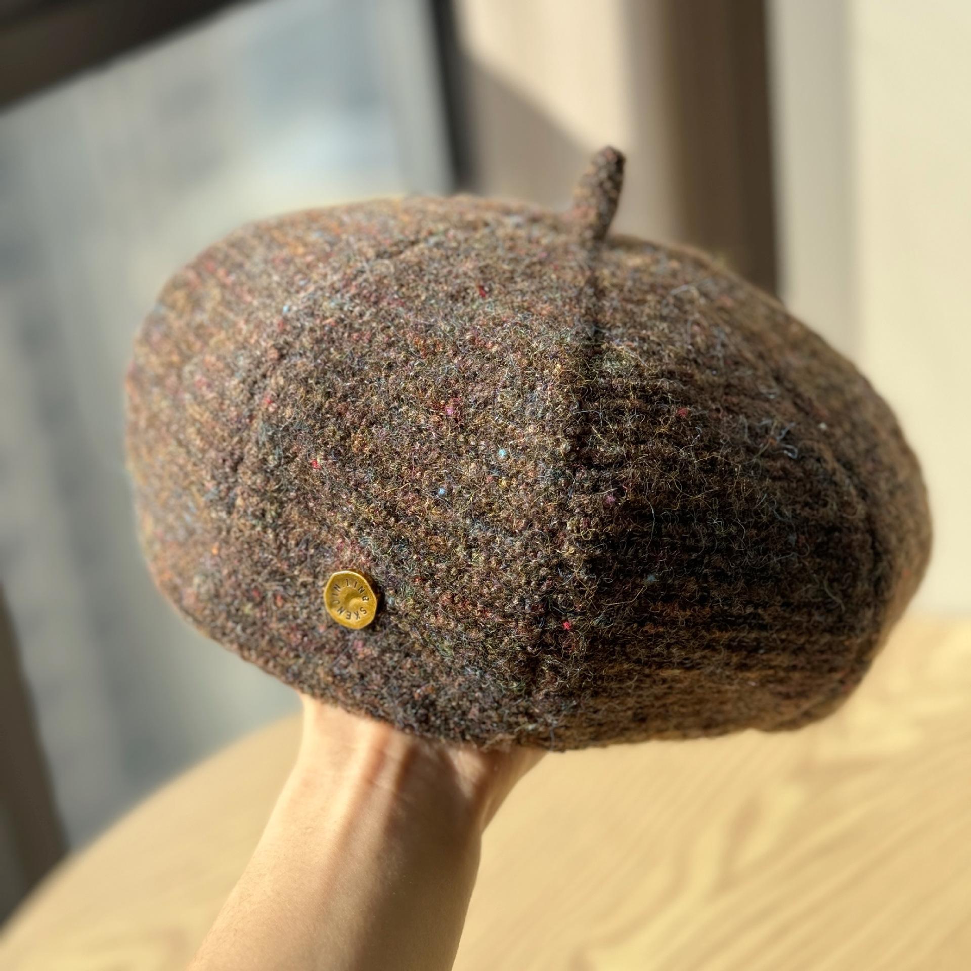 

Autumn and winter Korean-style thickened woolen warm beret for women, fashionable three-dimensional hat, elegant and versatile, makes the face look Adult54-60Average Size коричневий