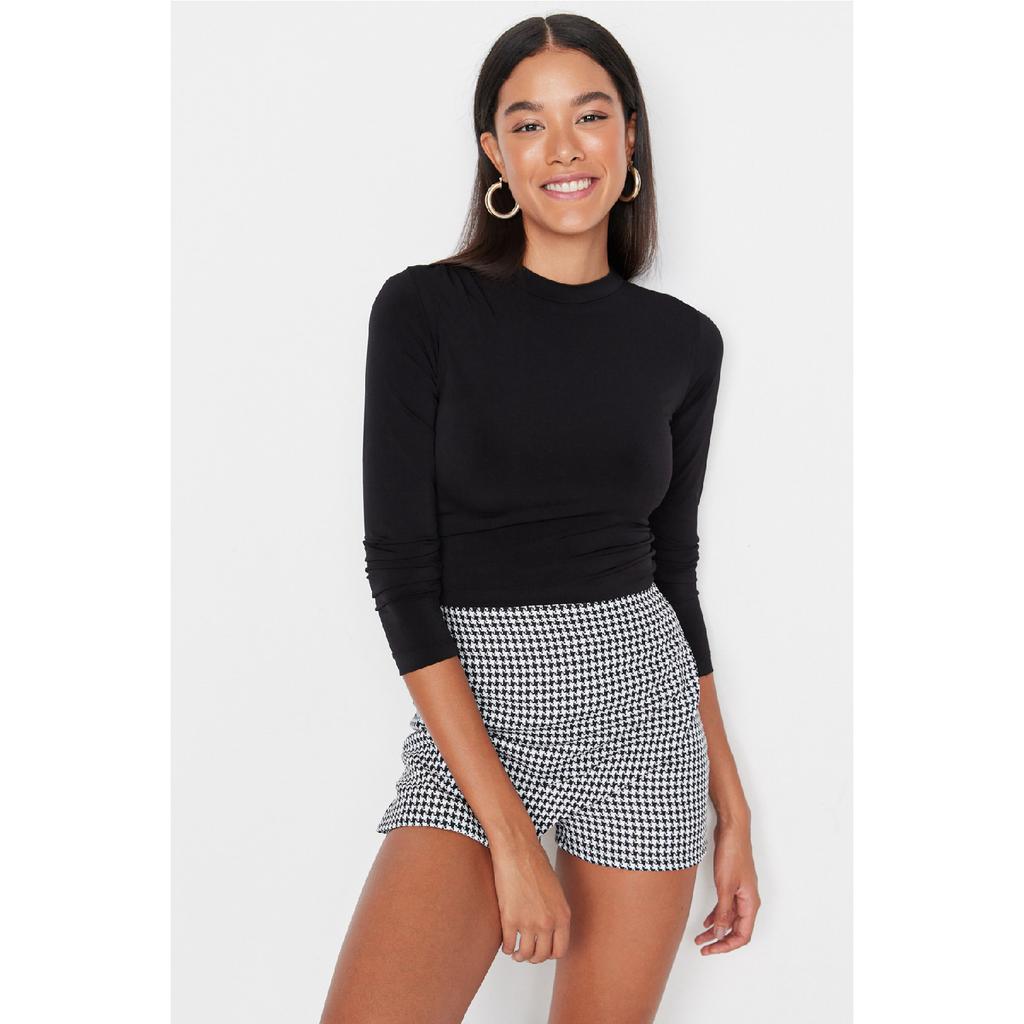 Schwarze, eng anliegende, eng anliegende, dehnbare Strickbluse mit hohem Kragen und gerafften Ärmeln Twoaw23el01391