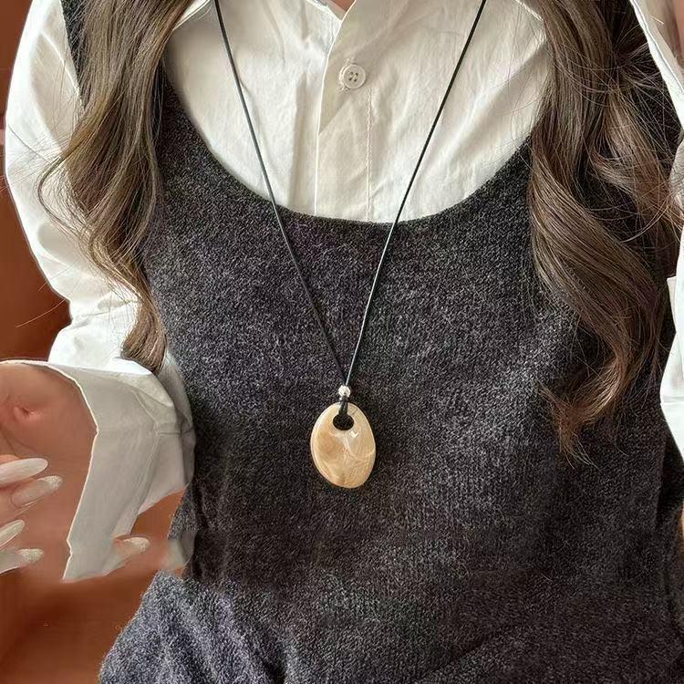 Women's Retro Korean Style Smudged Acrylic Pendant Necklace - Autumn/Winter Fashion