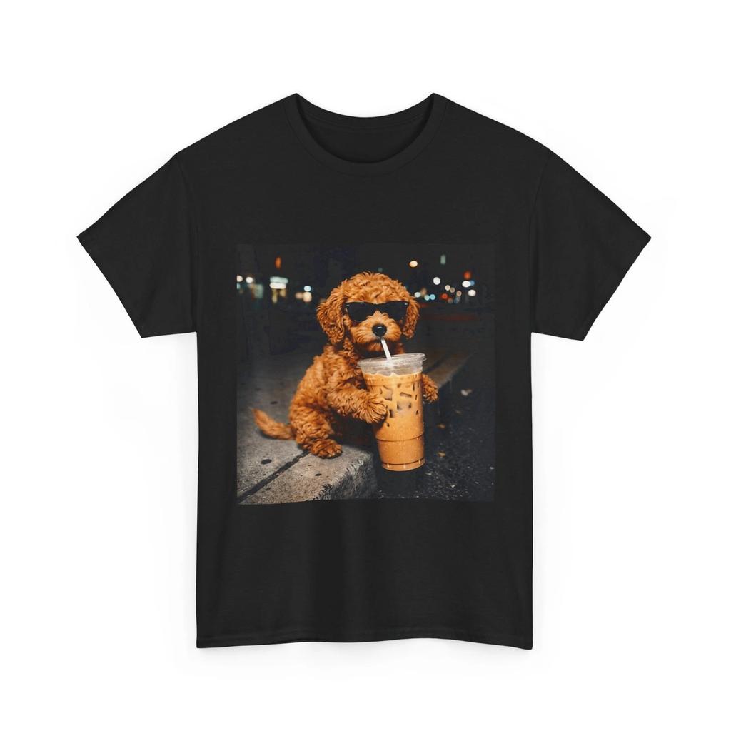 Divertente Goldendoodle che beve caffè freddo Animale Meme Umorismo Maglietta