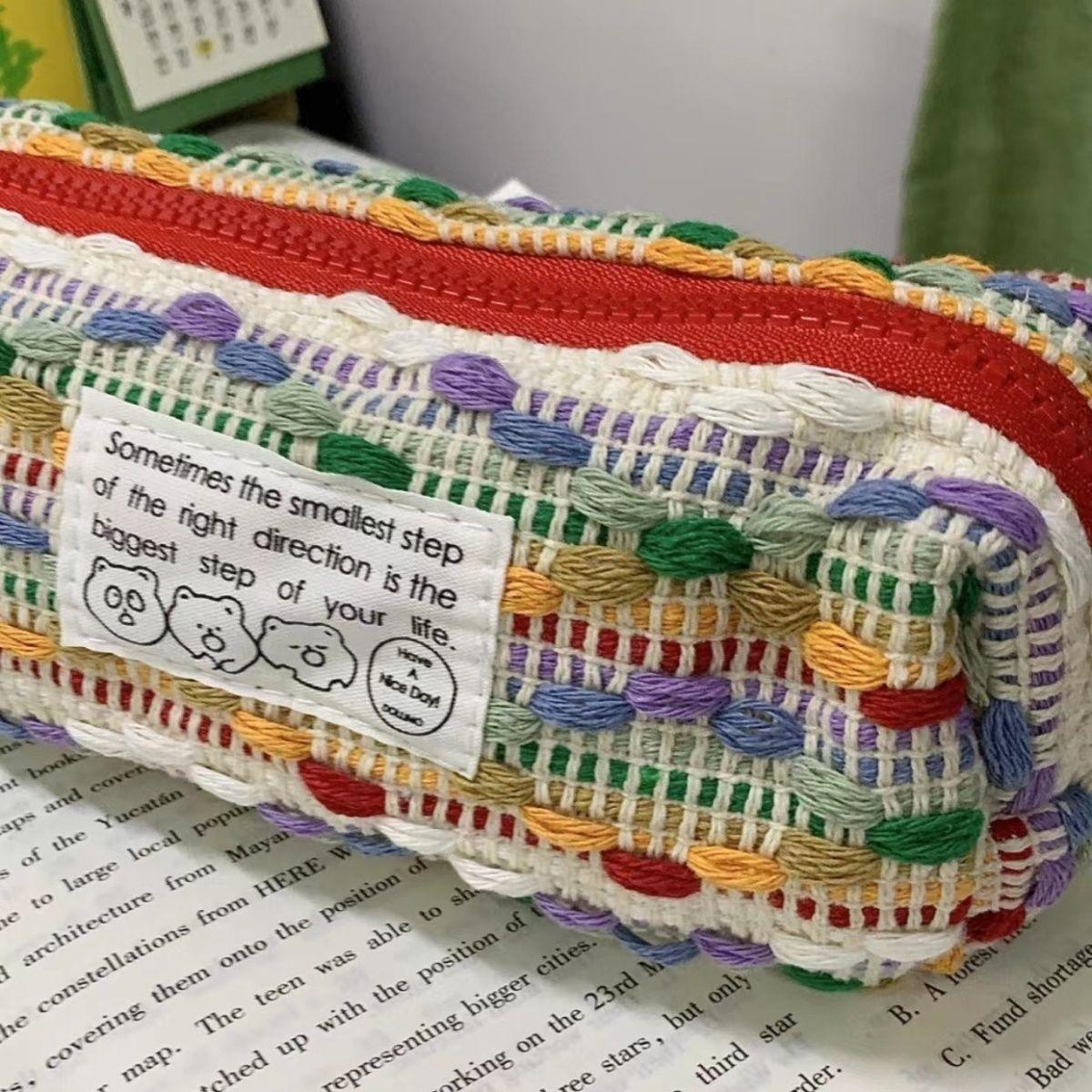 

Пенал из радужного плетеного материала с рисунком из плетеной шерсти, большой вместимостью и ценной сумкой для хранения пенала