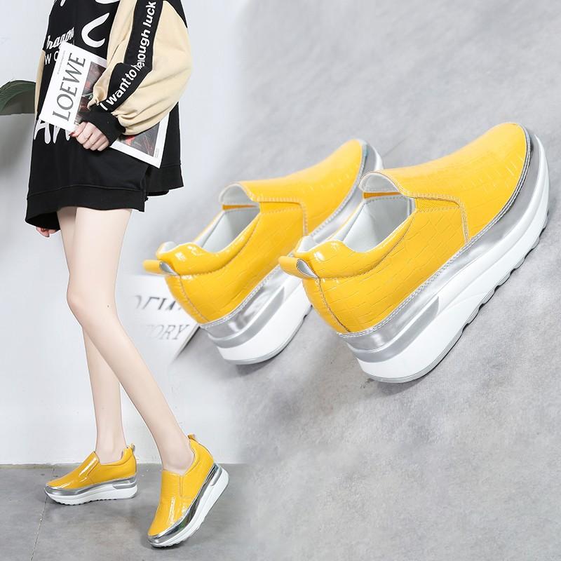 Spring new thick-soled lazy shoes women's one-pedal sports shoes casual and light muffin thick-soled running shoes