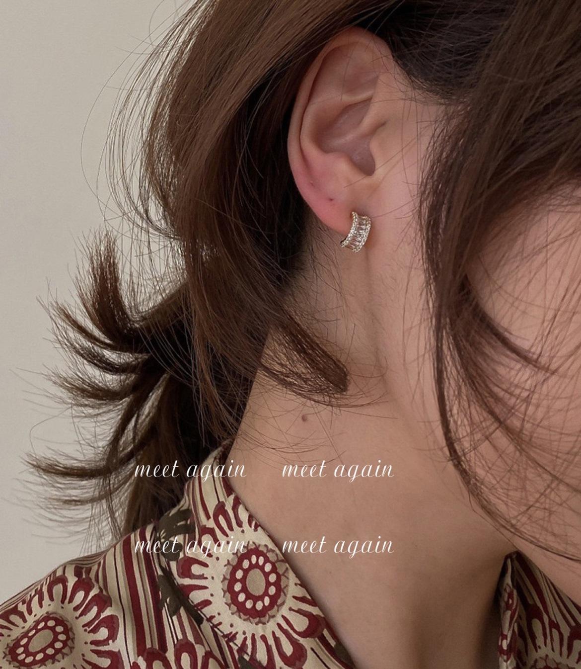 

Meet again French simple zircon stud earrings, semi-circular arc temperament advanced sense small exquisite earrings
