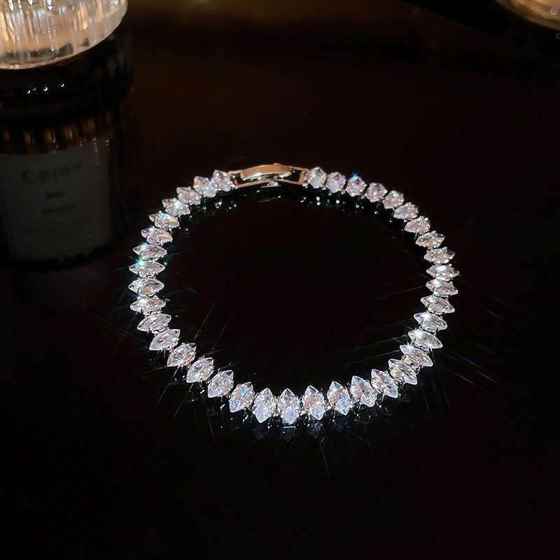 Gold-Plated Zircon Mother-of-Pearl Floral Bracelet: Elegant Luxury Design Jewelry