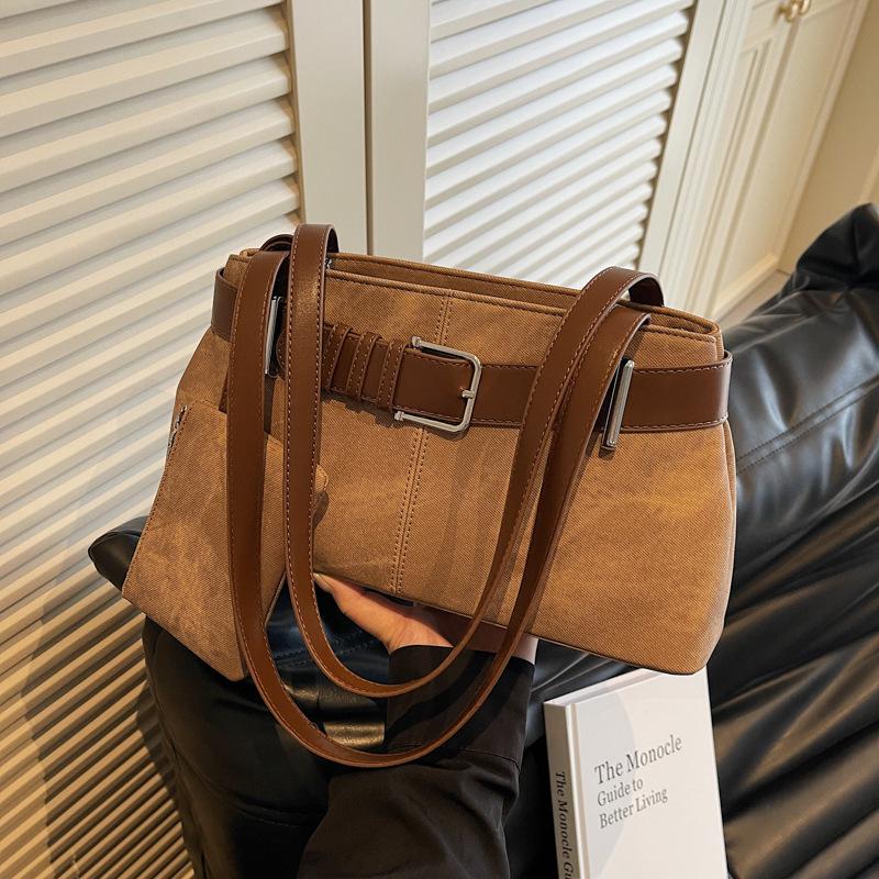 This year's popular bags are women's autumn and winter 2025 new niche design messenger bags, high-end single shoulder underarm handbags.