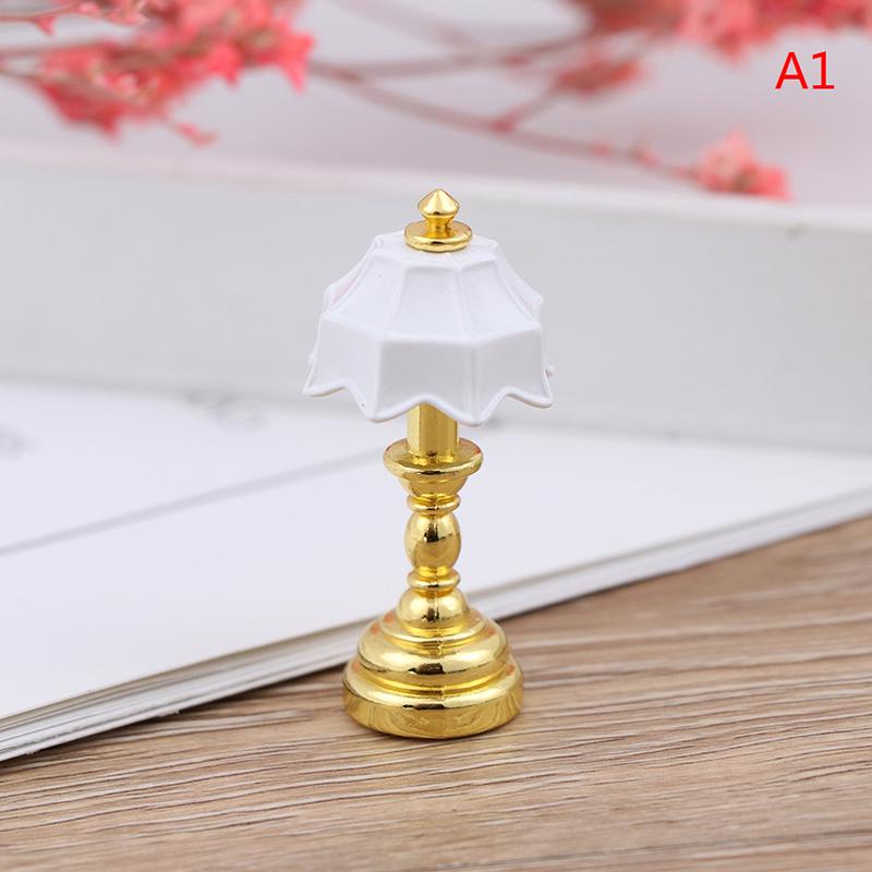 1:12 Maison de poupée Miniature Plastique Métal Rétro Lampe Lumière Alimentée par Pile Bouton Ornement Décorations de Noël