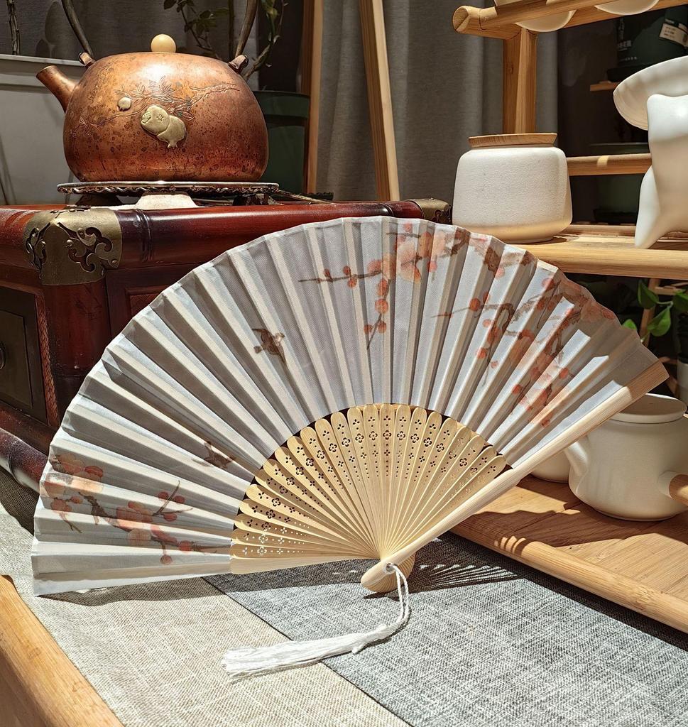 Hanfu Faltfächer im antiken Stil: Neuer chinesischer Design-Tanzfächer für Damen