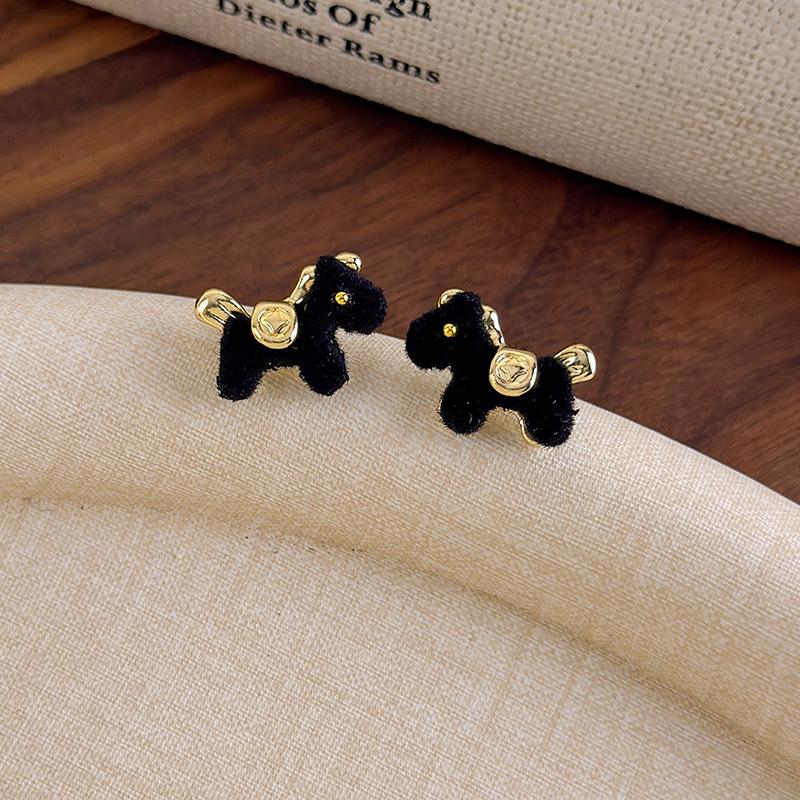 

2026 Autumn Winter New Plush Velvet Stud Earrings For Women Red Coffee Black Cartoon Horse Coin Design Birthday Gift Jewelry чёрный