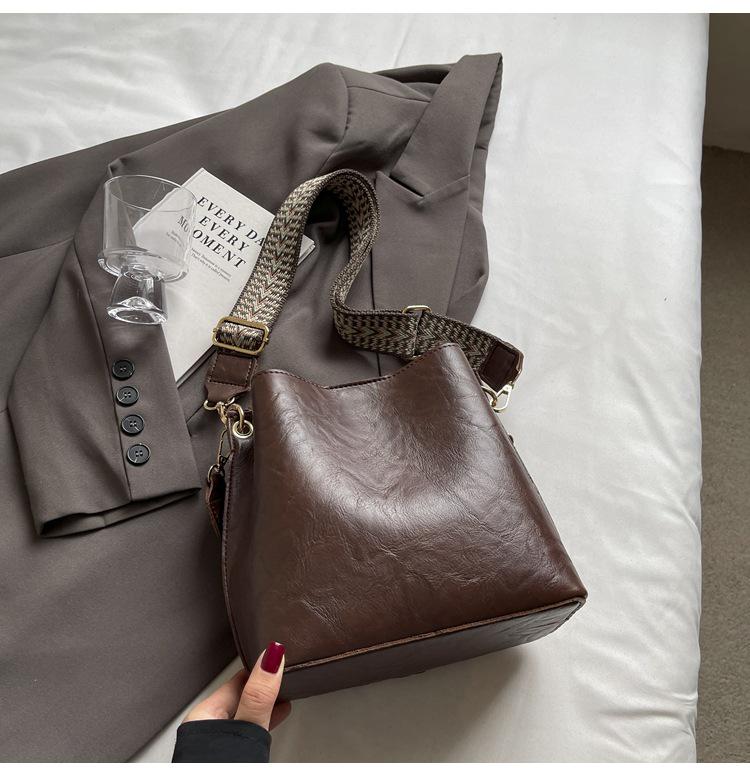 2025 Autumn/Winter Retro Crossbody Bucket Bag – Large Capacity, Trendy Niche Underarm Handbag