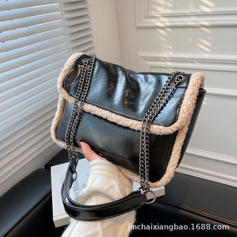 

2025 autumn and winter season chain stray bag plush high-end niche design fashionable versatile shoulder messenger bag bag 28*11*20