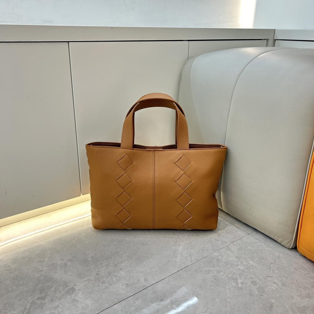 Cross-border early autumn grain first layer cowhide portable tote bag texture shoulder underarm bag commuting versatile messenger women's bag
