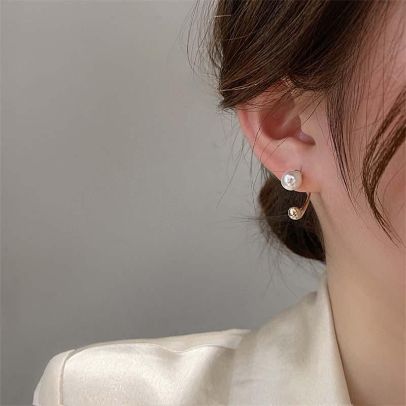 Elegant Metal Pearl Earrings: Niche Design for Autumn/Winter, Lightweight & Chic Cold Style for Women