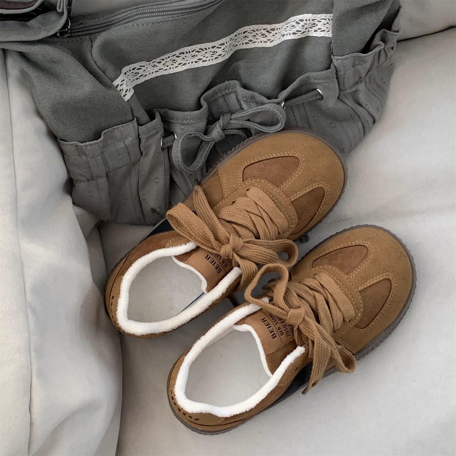 

2025 зима новый модный тренд бархатные немецкие тренировочные туфли женские ins прилив гонконгский колорит ретро стиль колледжа теплые хлопковые туфли 35