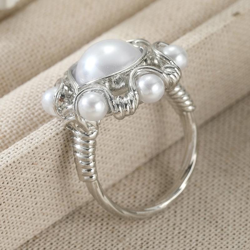 Elegant Luxurious Imitation Pearl Floral Shaped Silvery Ring for Women Fashion Charm Daily Banquet Versatile Jewelry Accessories