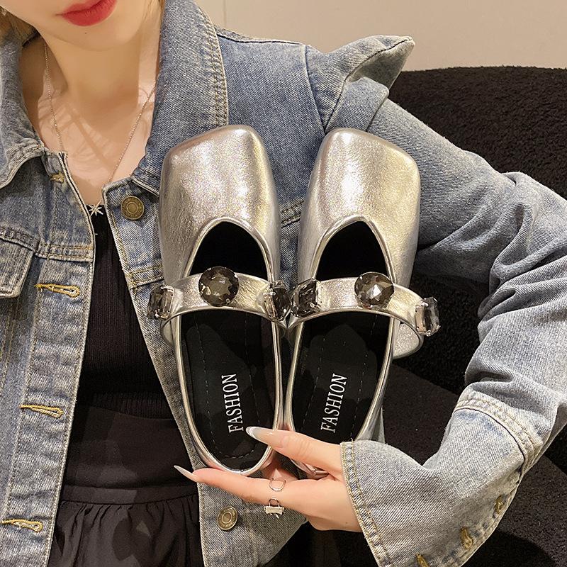 Baotou poloviční pantofle dámské venkovní francouzské s plochou podrážkou jemné večerní sandály léto 2025 nové sandály Muller boty