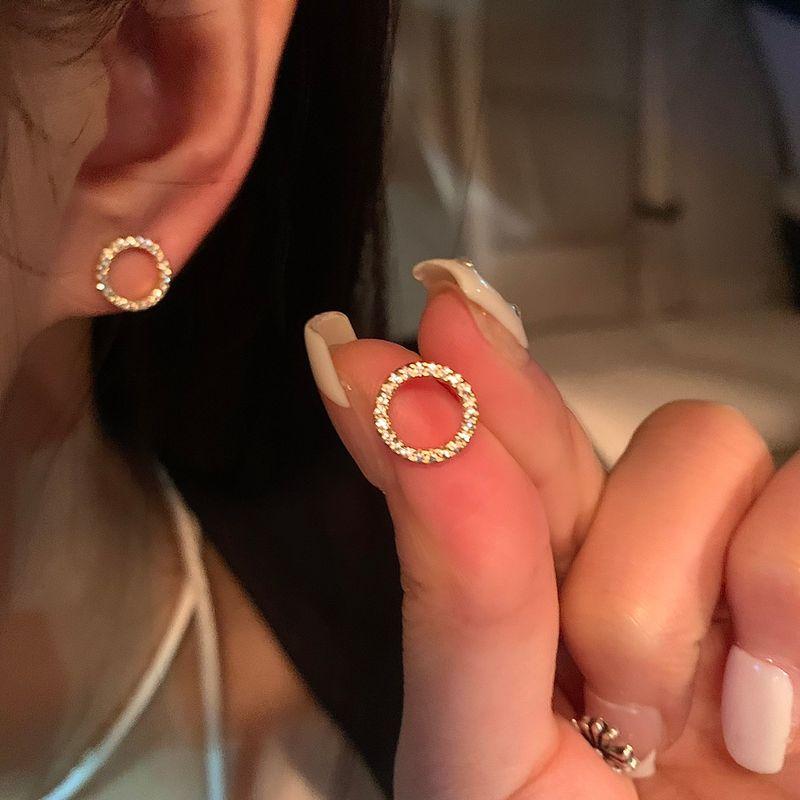 

Красивые женские серьги-пусеты нишевого дизайна Golden Circle Stud Earrings