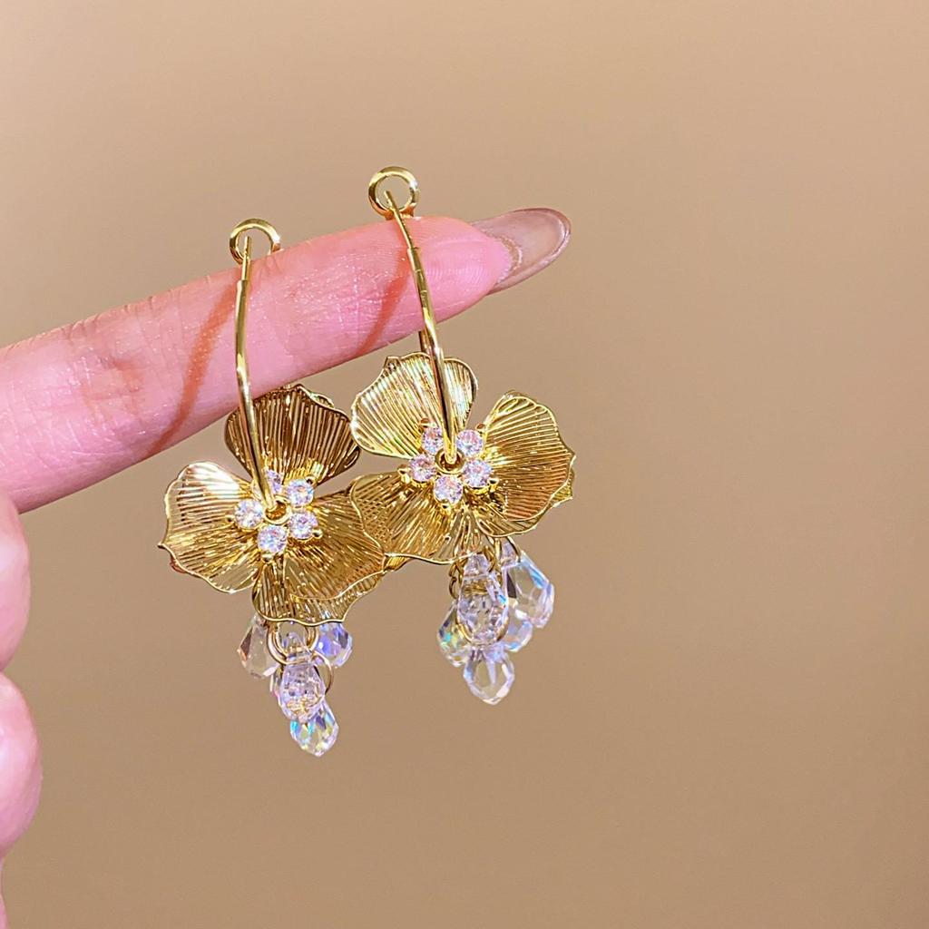 Silberne Strass Quasten Ohrringe: Übertriebenes Blumendesign für einen stilvollen Look.