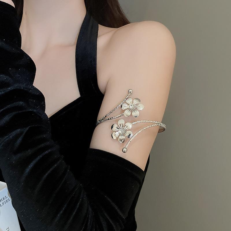 European-American Open Arm Cuff Bracelet - High-End, Versatile, and Exaggerated Fashion Jewelry for Women