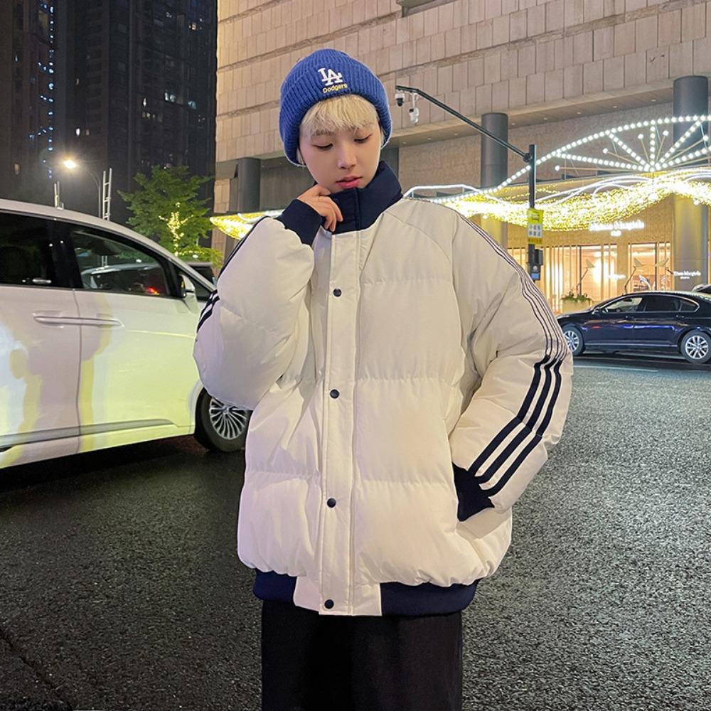Cotton-padded clothes are popular in winter. Men's thickened jackets and women's stand-up collars are couples' three-bar bread clothes.