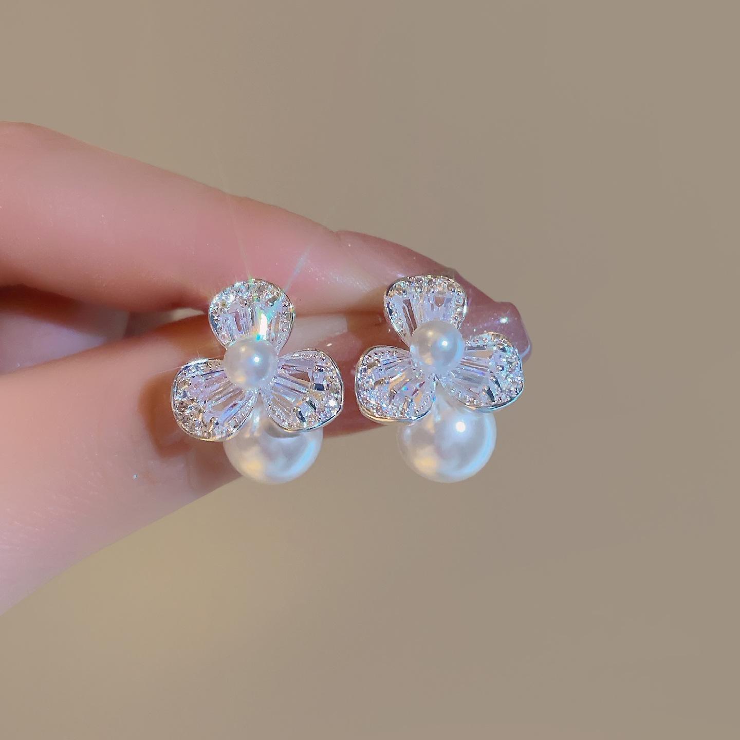 Elegant 2026 French Flower Pearl Dangle Earrings – High-End Luxury Jewelry for Women