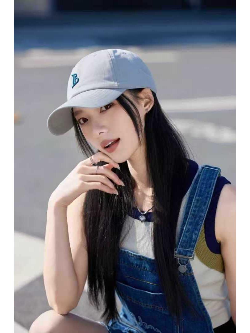 

Кепка бейсболка вышитая R в корейском стиле весна/лето 2025 - женская с изогнутым козырьком, мужская с широким козырьком типа «утиный нос» серый