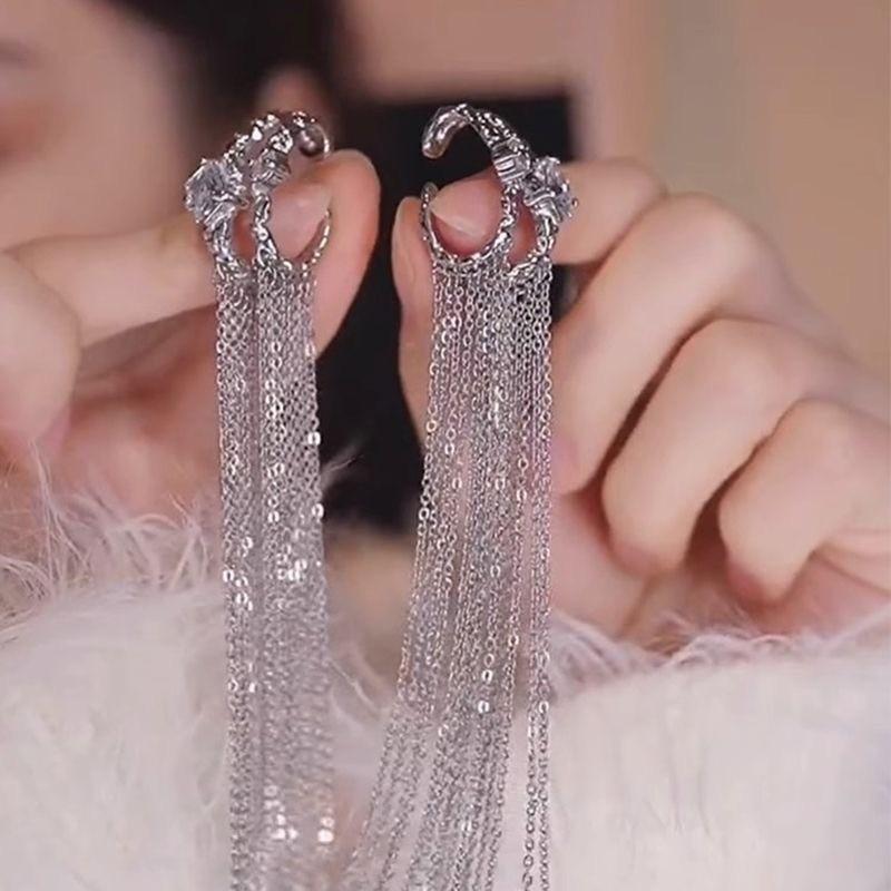 

Textured fringed ear hanging, light luxury niche design, no ear holes, ear bone clips, women s exaggerated and painless earrings show the face