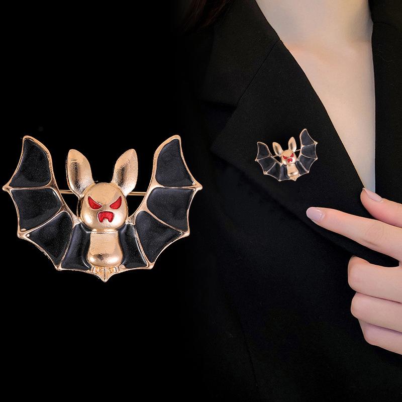 Gothic Dark Punk Enamel Bat Brooch with Shiny Rhinestones, Halloween Lapel Pin for Women and Men, Party Jewelry Gift