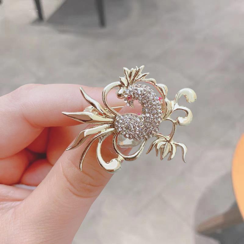 Elegante Kristall-Schmetterlingsbrosche - Funkelnde Damenmode-Anstecknadel für leichten Luxus-Anzug