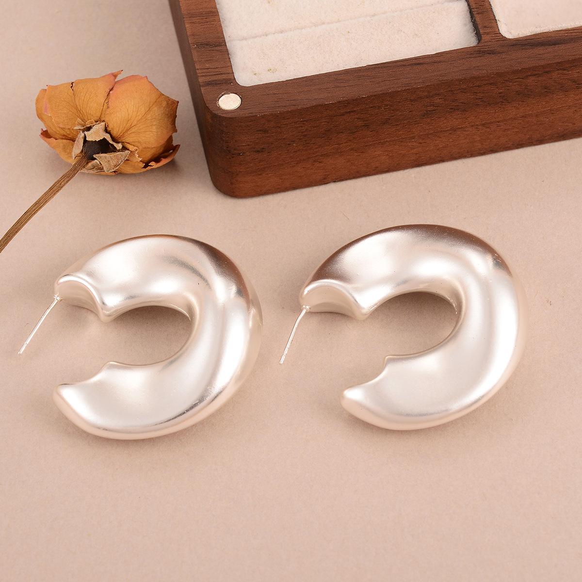 

European and American style C-shaped tube exaggerated earrings ins style light luxury fashion versatile simple earrings niche high-end stud earrings