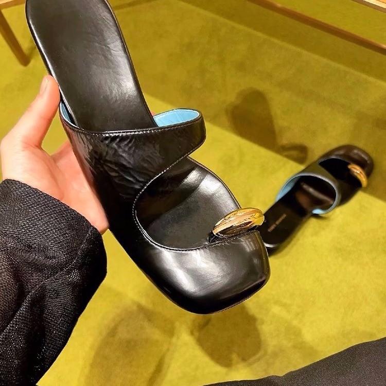 Mode Damen Hausschuhe Lässige Zehensteg Pantoletten Schuhe Sommer Mode Bequeme Sandalen Schuhe mit Absatz Frau 2025 Trend Designer Weiblich Zapatillas