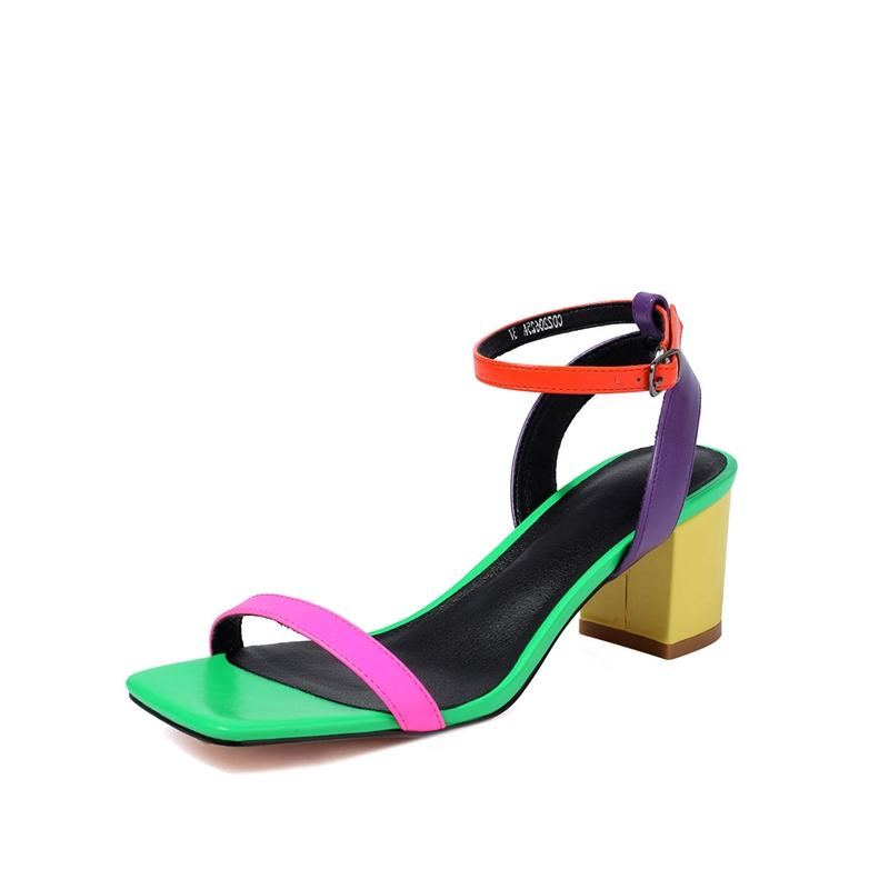 Mode 2024 Damen Neue Frühling/Sommer Farbige Zehenfreie Metall Elastische Gürtelschnalle Hoher Absatz Übergröße Sandalen