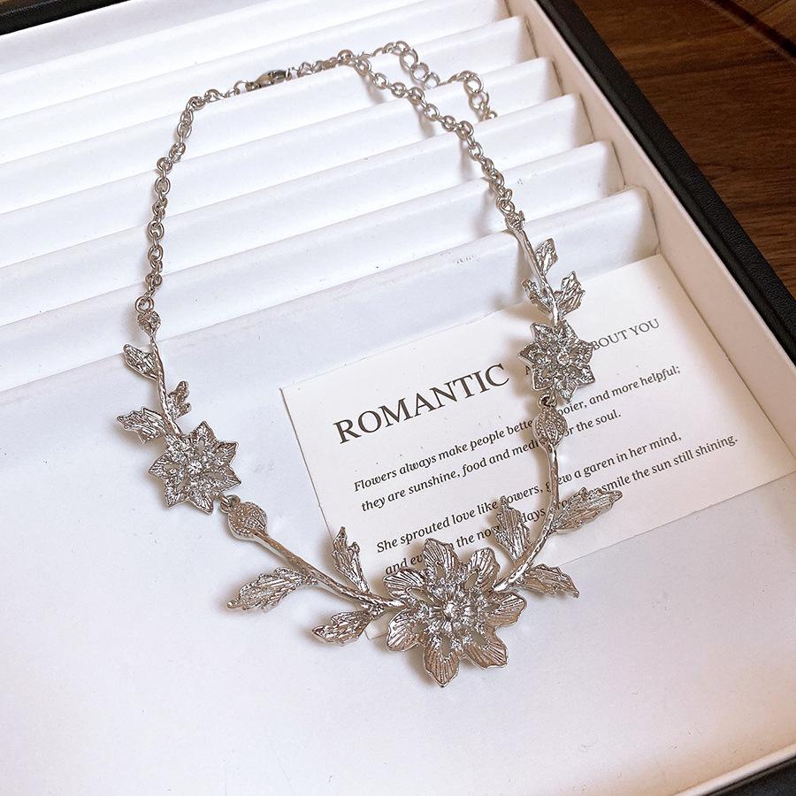 

European and American diamond-set metal pattern flower leaf pendant necklace light luxury high-end collarbone chain niche exaggerated item decoration
