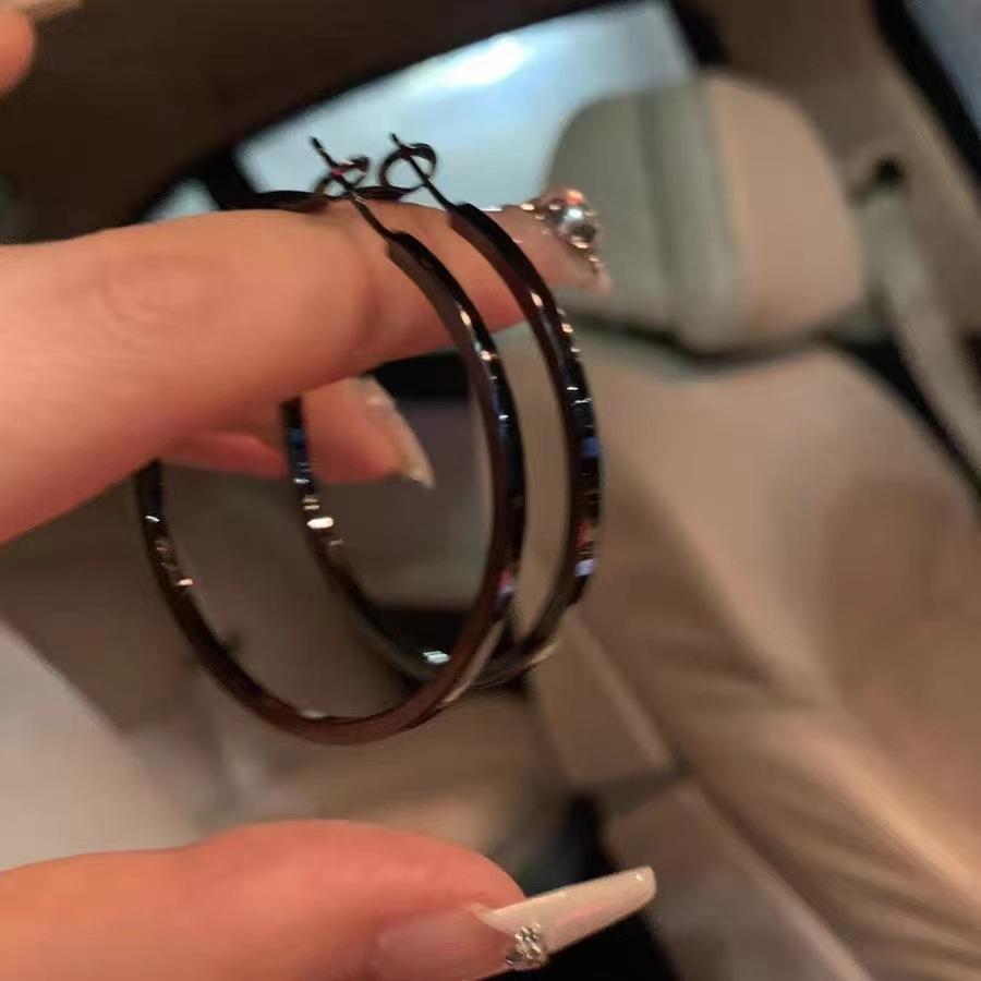 

Silver needle dark wind circle earrings female, niche personality trendy temperament black earrings earrings earrings 925 silver needle