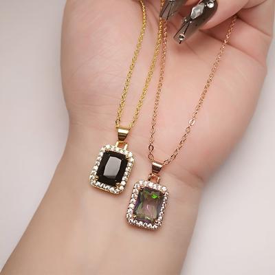 Collana Quadrata in Pietra Nera Retrò da Donna Lusso Leggero Sensazione Metallica Pendente con Pietre Colorate Incastonate di Diamanti