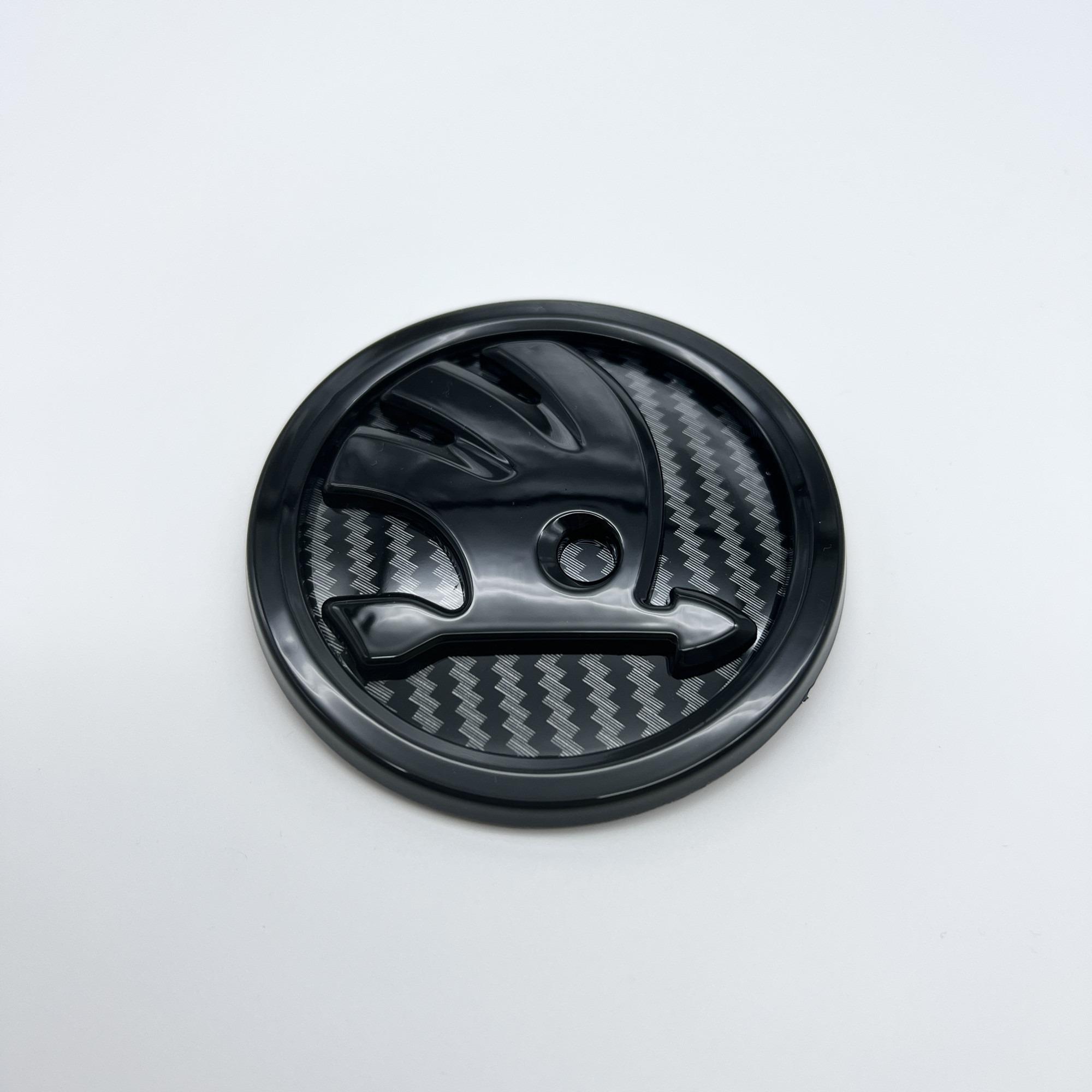 

Car Sticker 80/90/100mm 3D logo Car Front Bonnet Grill Rear Trunk Emblem Badge Sticker For Skoda Fabia Rapid Superb Octavia a7 K 100mm Front вуглецевого волокна, чорного кольору