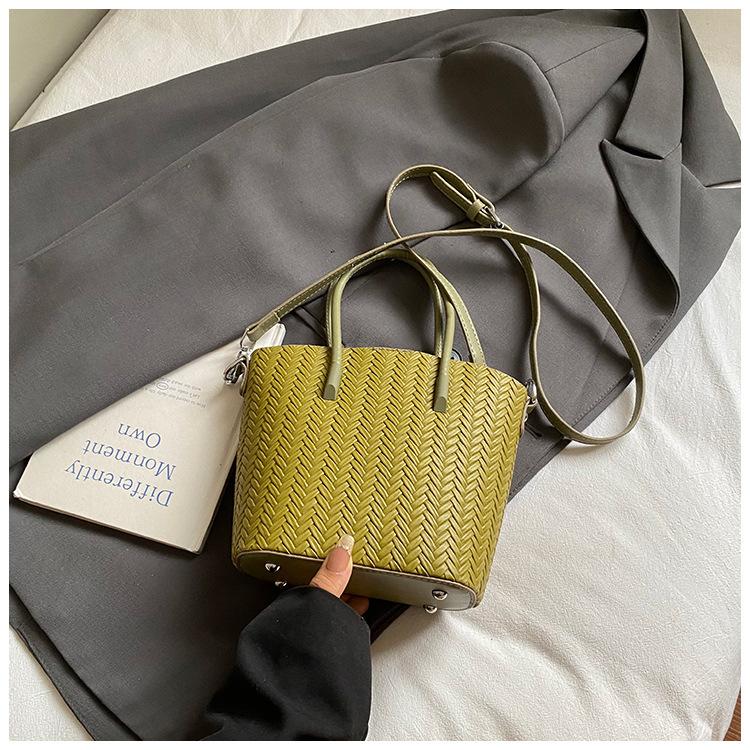 Retro niche woven pattern bag women's 2025 new fashion versatile messenger bag exquisite super fire portable small bag