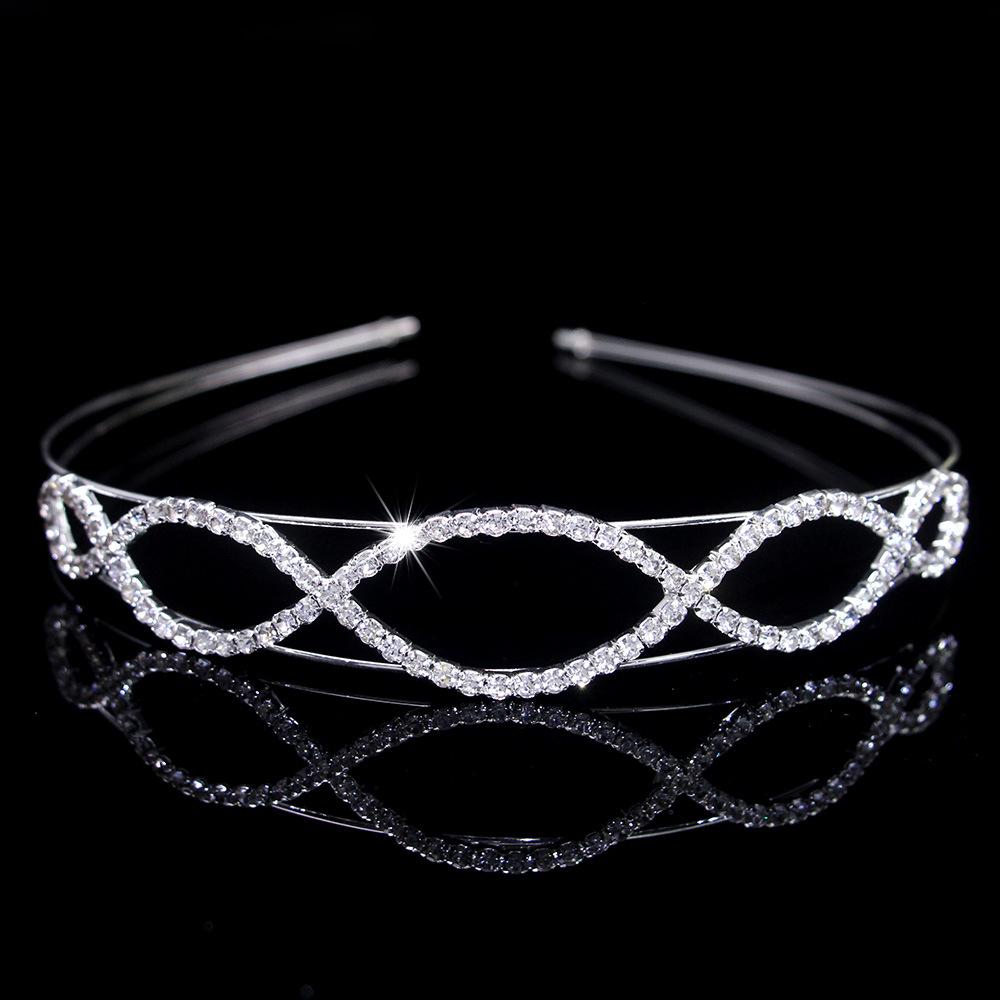 

Элегантный многослойный ободок для волос с жемчугом, стразами в форме сердца и цепочкой-лапкой – идеальный свадебный аксессуар для волос