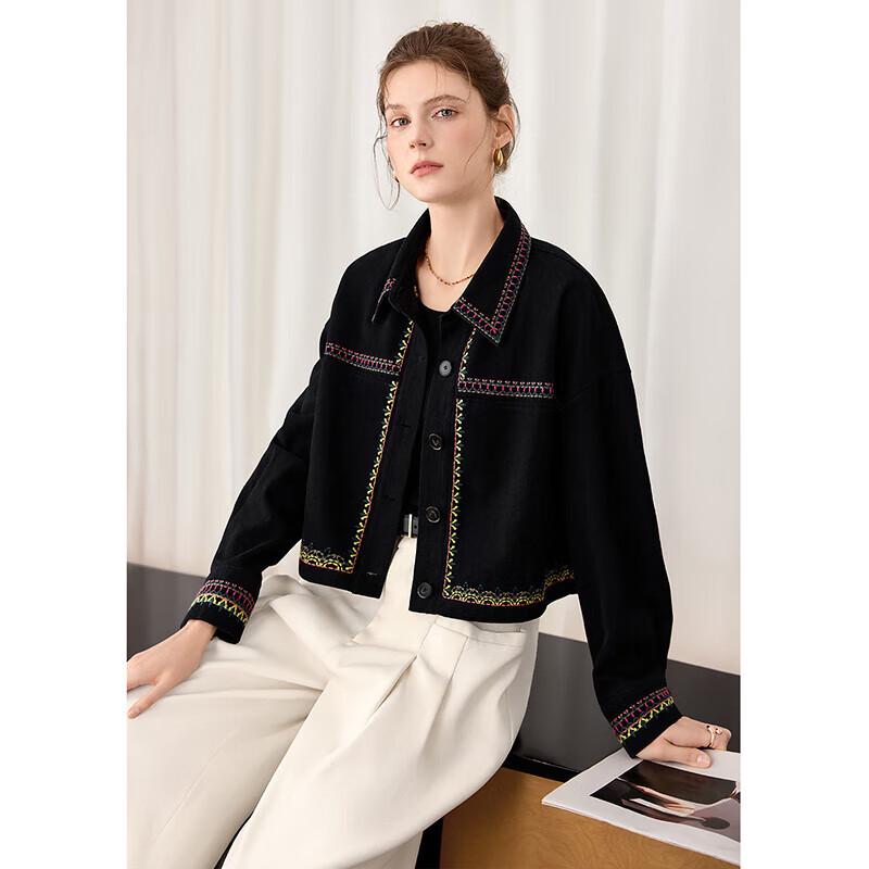 

Женская короткая куртка с контрастной строчкой, вышивкой на лацкане M