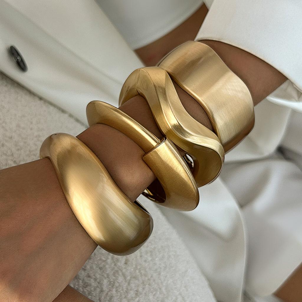 Store Tunge Brede Metall Armbånd for Kvinner Gullfarge Åpen Mansjett Tykk Uregelmessig Bølge Armbånd Smykker