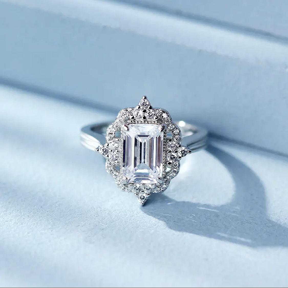 

Хуэй Чжи И 2023 Кольцо из серебра 925 пробы с зеленым цирконом и белыми бриллиантами - Европейский и американский модный стиль для женщин Size 8