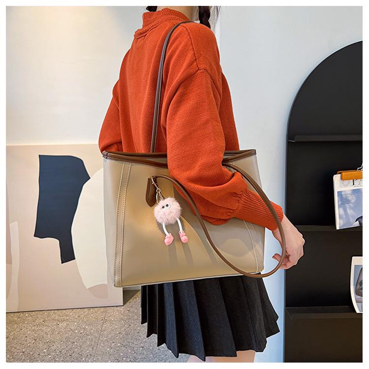 2023 Autumn/Winter Large-Capacity Fashionable Shoulder Bag - Simple, Trendy Korean Commuting Tote for Women