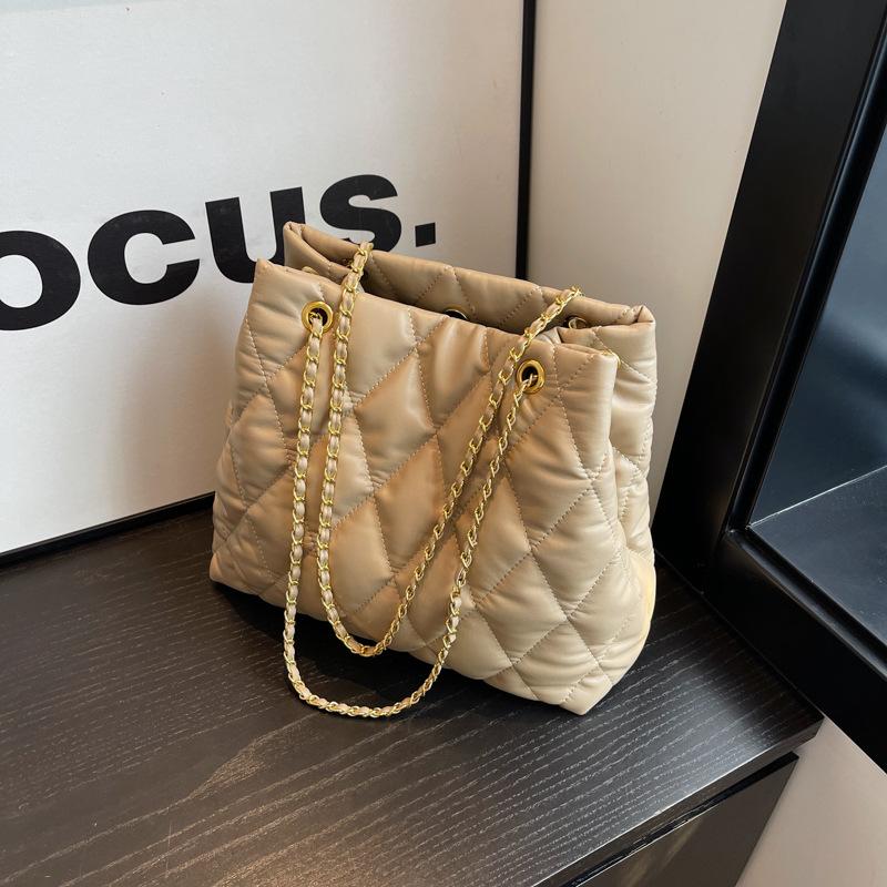 Premium Texture Large-capacity Bag Women's New Autumn and Winter Fashion Diamond Tote Bag Chain Shoulder Messenger Bag